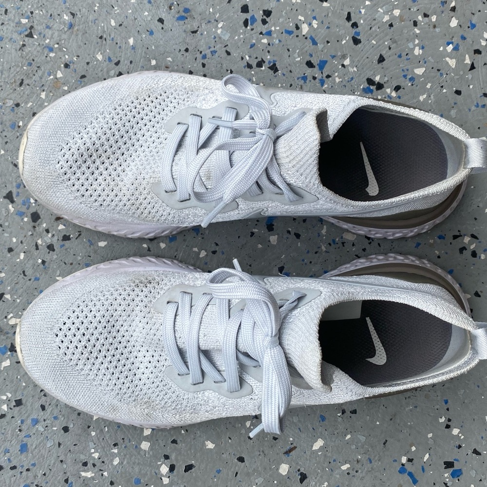 Light grey women’s Nike flyknit trainer. Size 8.5